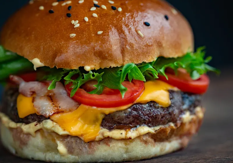 Hambúrguer clássico com queijo, alface e tomate