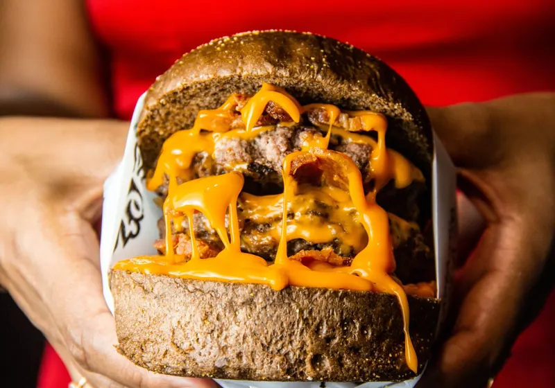 Hambúrguer duplo com muito cheddar derretido