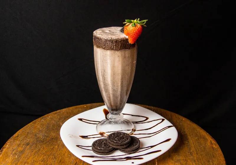 Milkshake de chocolate com morango