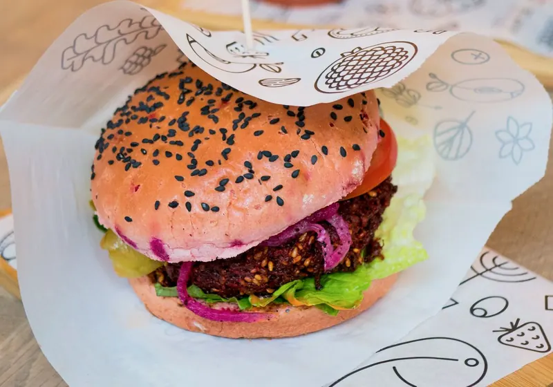 Hambúrguer vegetariano com salada