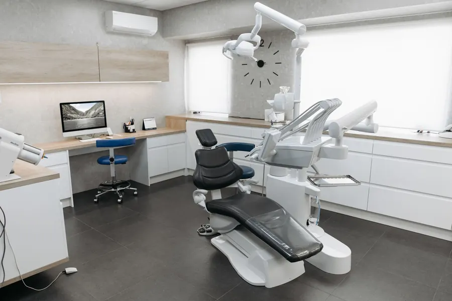 Consultório odontológico moderno e iluminado