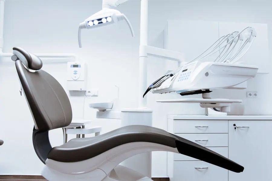 Cadeira odontológica e equipamentos modernos