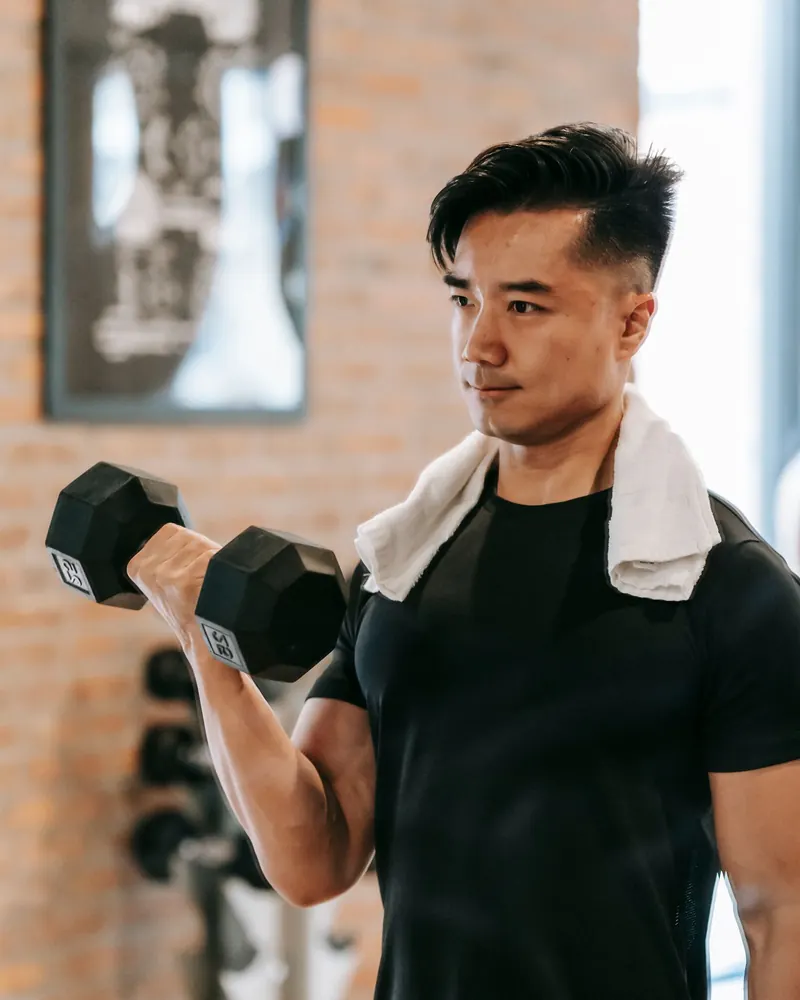 Rafa Moreno, personal trainer, treinando com halteres
